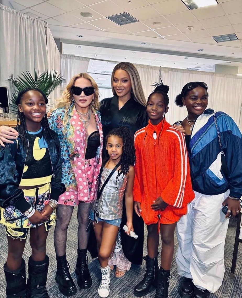 Beyoncé mostra clique raro da filha Rumi e semelhança com Blue Ivy chama atenção