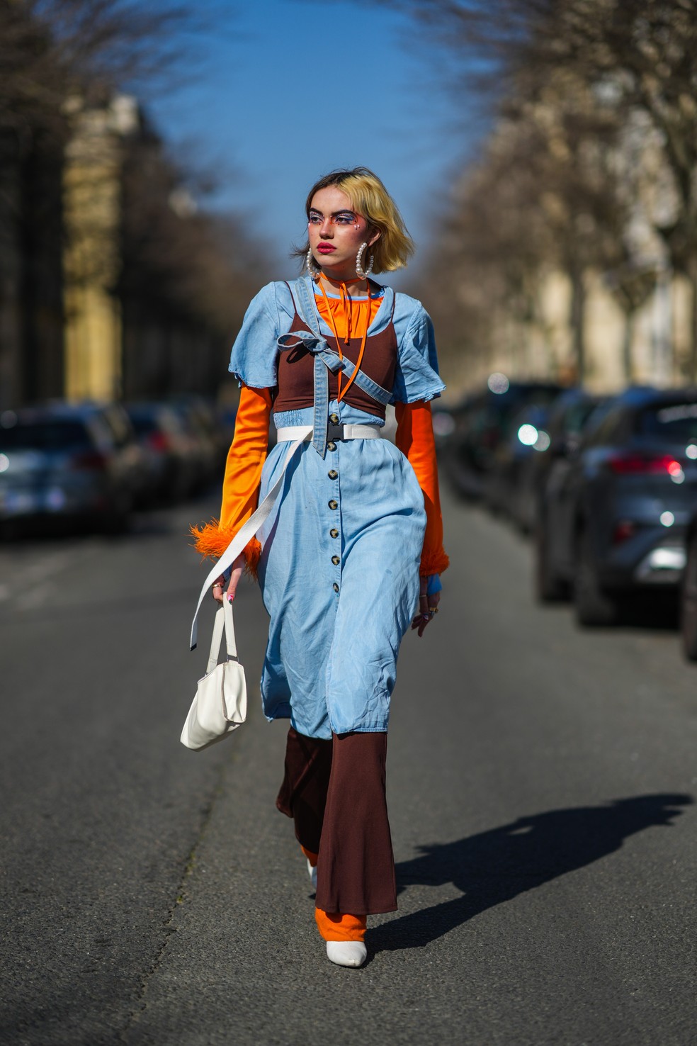 Para as mais ousadas, vale investir em um macacão com um vestido — Foto: Getty Images
