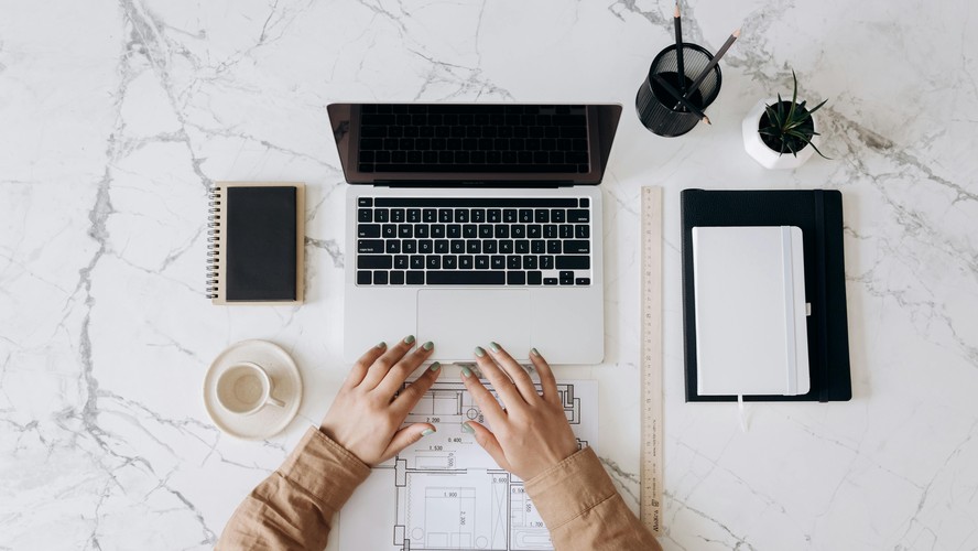 Como montar um home office funcional: lista de itens essenciais