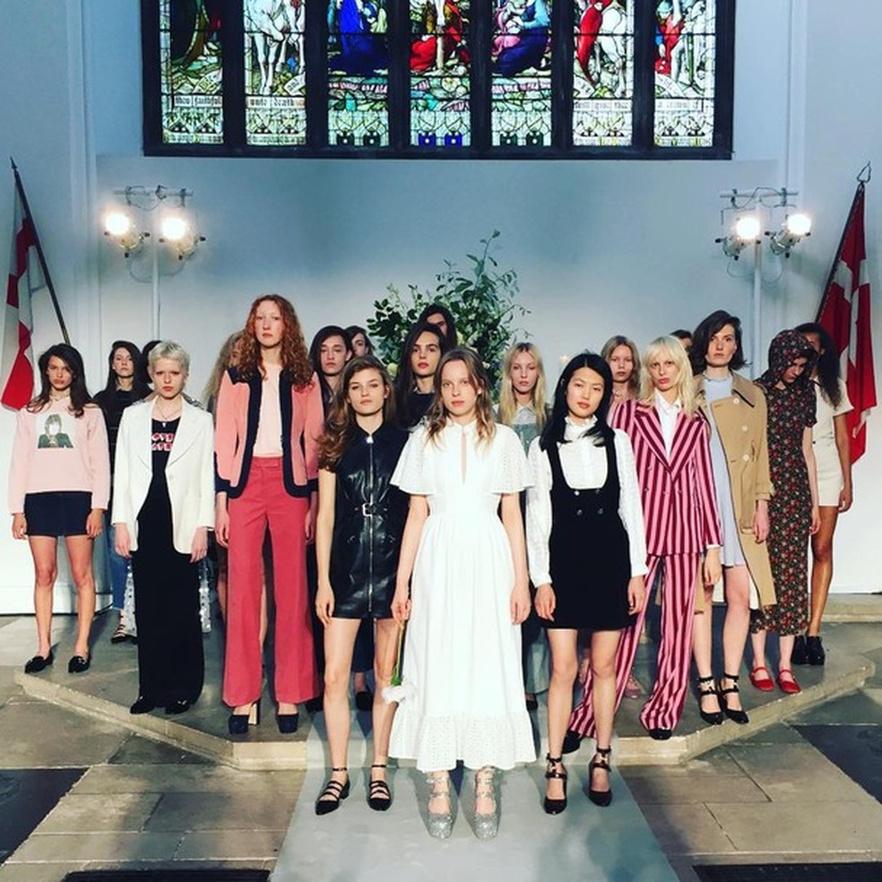 O primeiro desfile da grife Alexachung (Foto: Reprodução Instagram) — Foto: Glamour