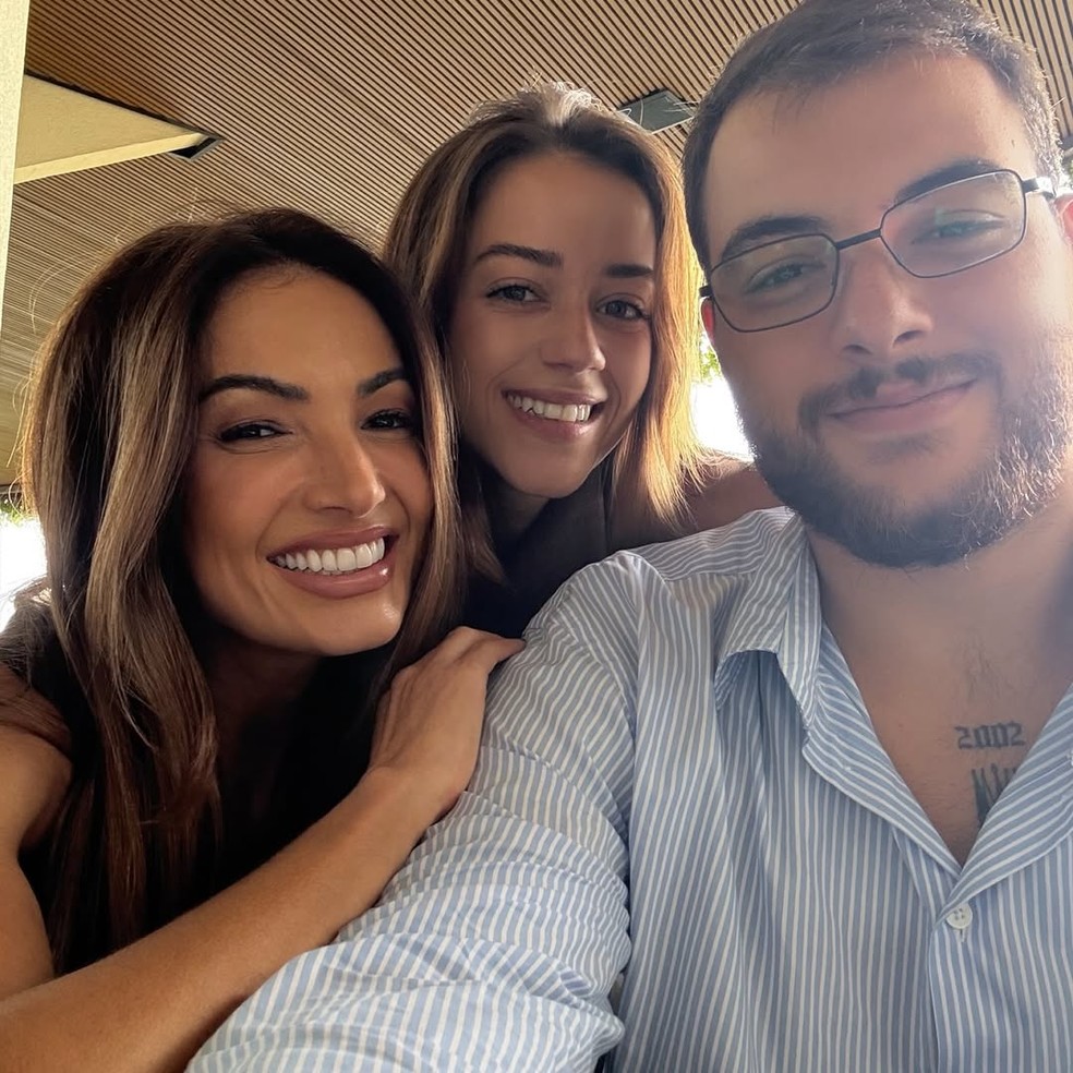 Patricia Poeta com o filho e a nora — Foto: Reprodução/Instagram