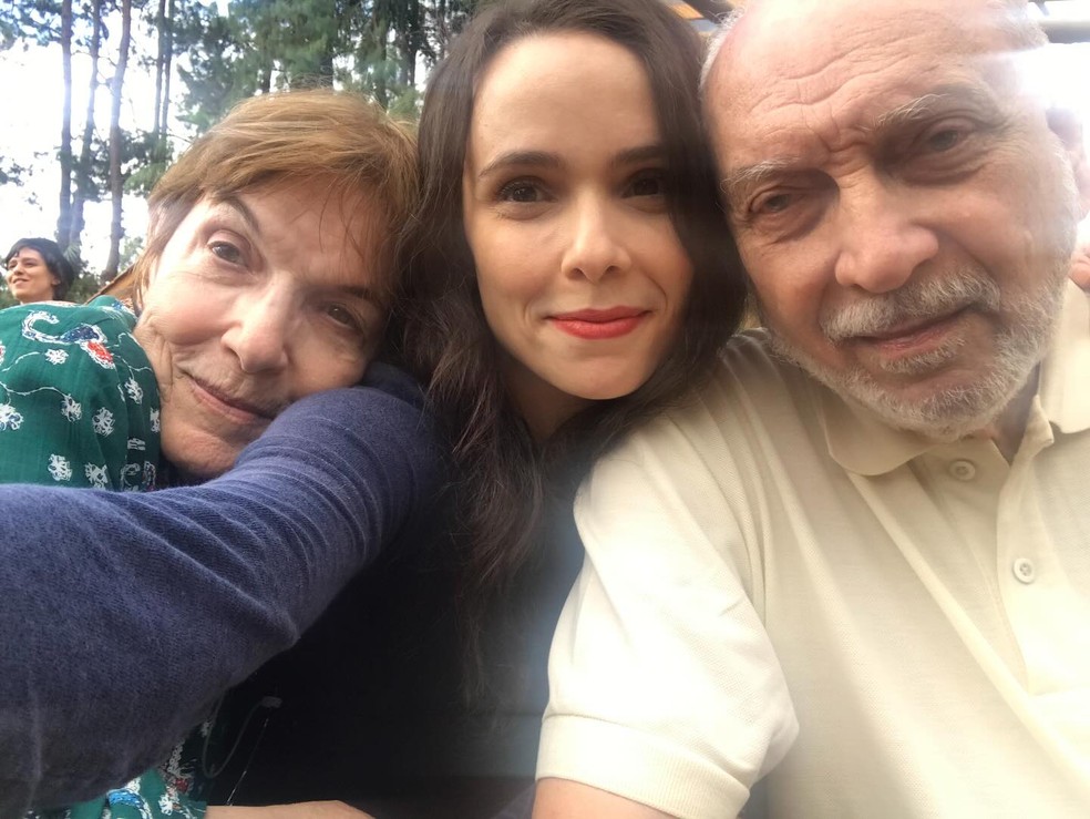 Débora Falabella celebra aniversário de 90 anos do pai: 'Tenho muita sorte'