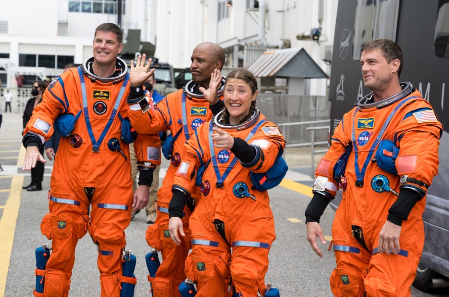 Esposa falecida de comandante da Artemis II é homenageada com nome em cratera lunar