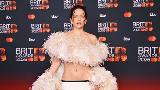 Rosalía puxa fila de famosas no tapete vermelho do BRIT Awards 2026