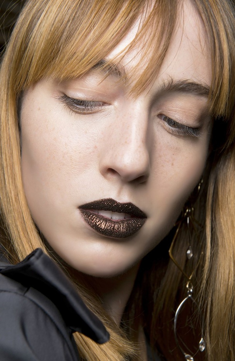 Brilho nos lábios no desfile da DKNY S17 (Foto: ImaxTree) — Foto: Glamour