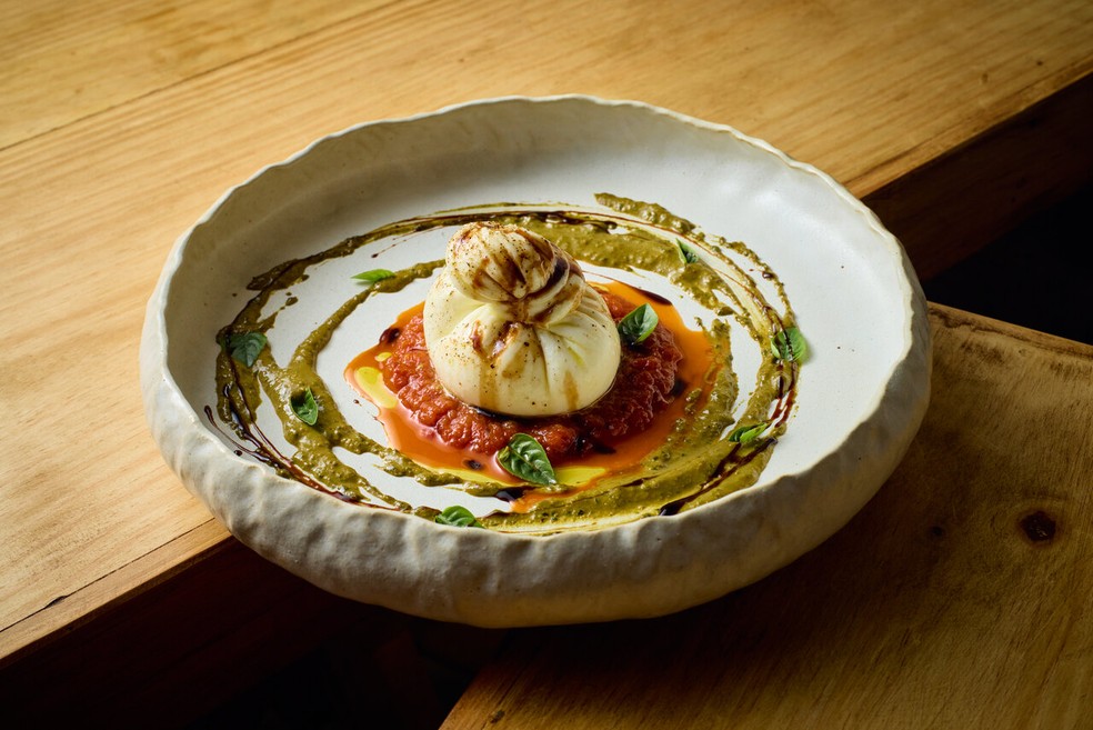 Burrata Grotta, pesto pistache, compota de pomodori e panne della casa — Foto: Rodolfo Regini
