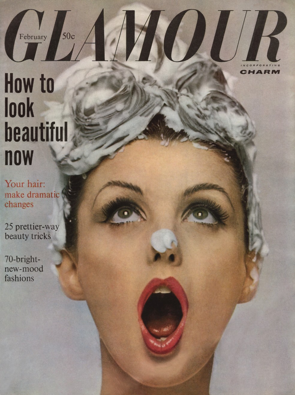 Capa da Glamour de 1962 mostra modelo com os cabelos sendo lavados (Foto: Getty Images) — Foto: Glamour