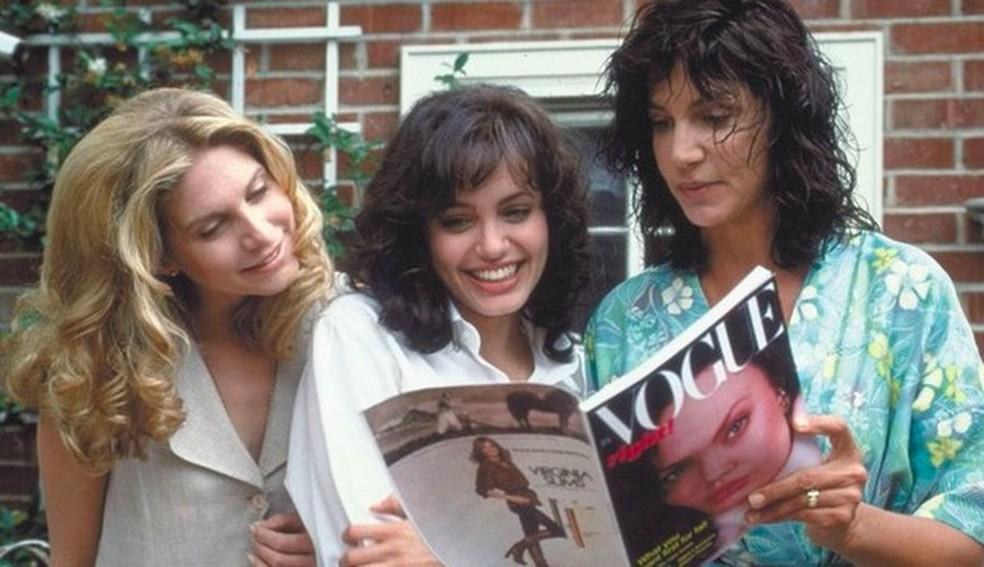 Angelina Jolie dá tudo e mais um pouco no papel da protagonista, modelo famosa dos anos 1990 que se perde nas drogas (Foto: Divulgação) — Foto: Glamour