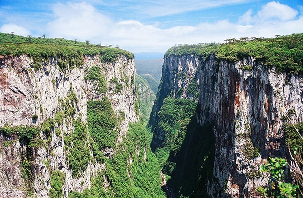 O impactante Cambará do Sul, com paredões verticais que chegam a 900 metros de altura | Foto: Divulgação  — Foto: Glamour