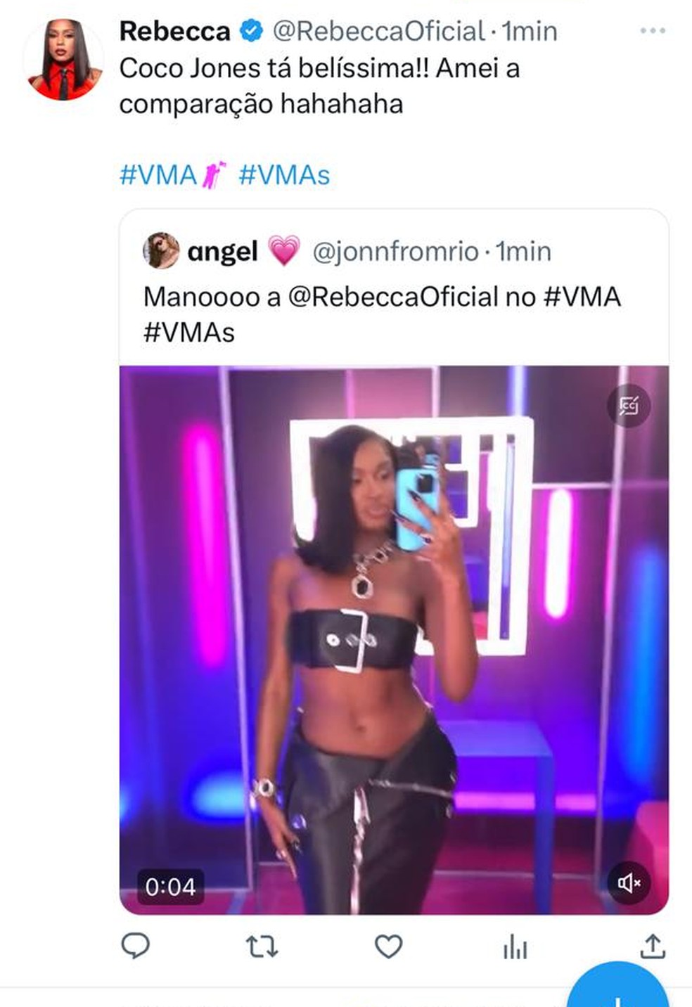 Rebecca brinca com "sósia" no VMA — Foto: Reprodução/Twitter