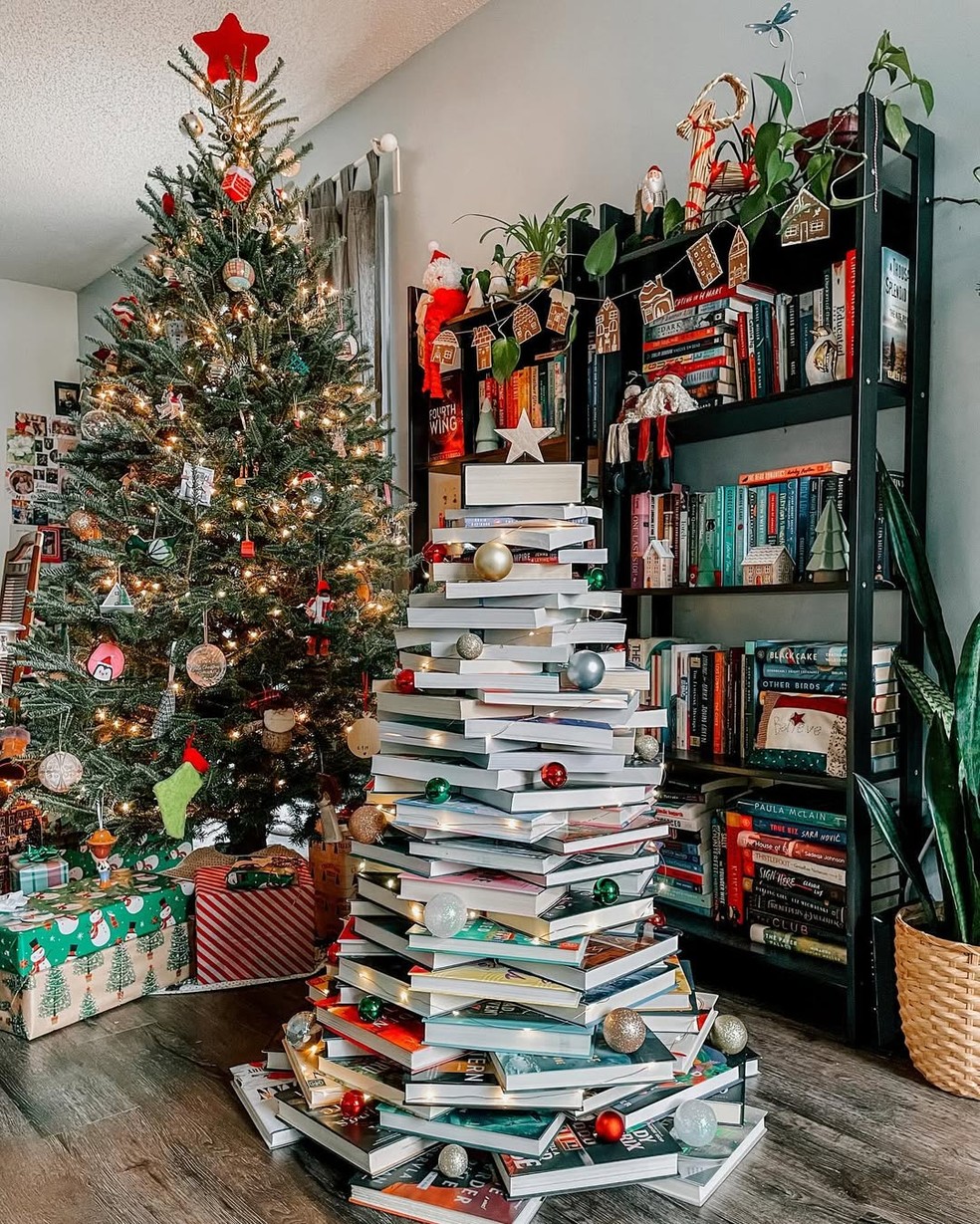 Árvore de Natal — Foto: Reprodução/Instagram @moonlight_bookclub