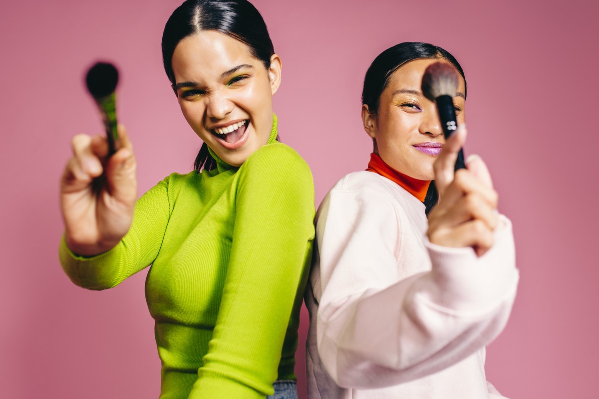 Conheça os riscos de usar maquiagem vencida