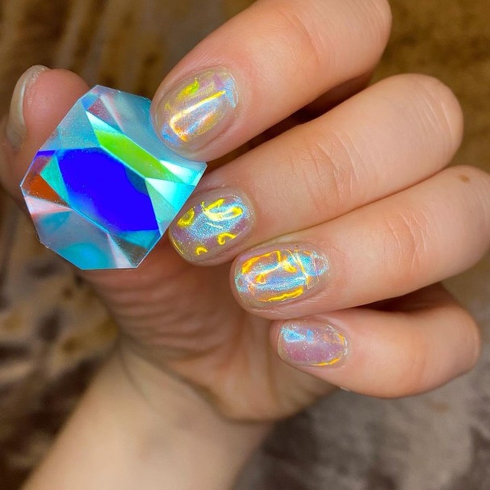 Unha de gelo é a nova tendência de nail art que você vai se apaixonar (Foto: Reprodução/ Instagram @fleuryrosenails) — Foto: Glamour