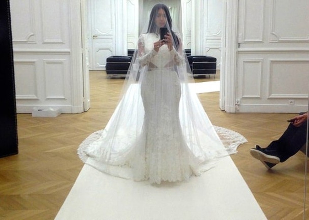 Kim Kardashian, libriana, com seu vestido de casamento (Foto: Reprodução) — Foto: Glamour