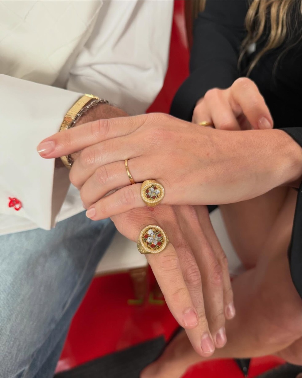 Margot Robbie presenteia Jacob Elordi com anel inspirado em 'O Morro dos Ventos Uivantes' — Foto: Reprodução/Instagram/@cecejewelleryofficial