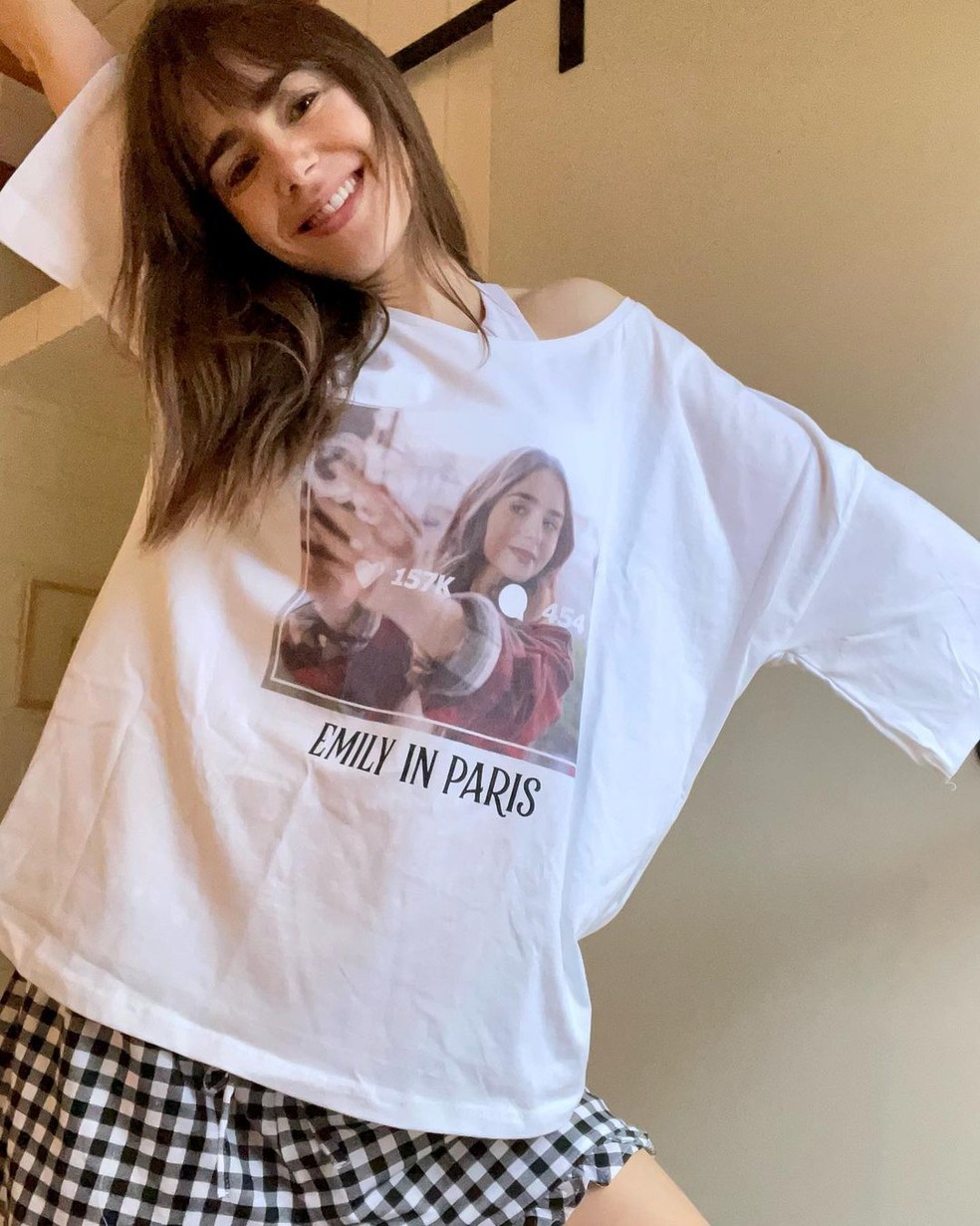 Lily Collins comemora a renovação de 'Emily In Paris' com look temático — Foto: Instagram @lilyjcollins