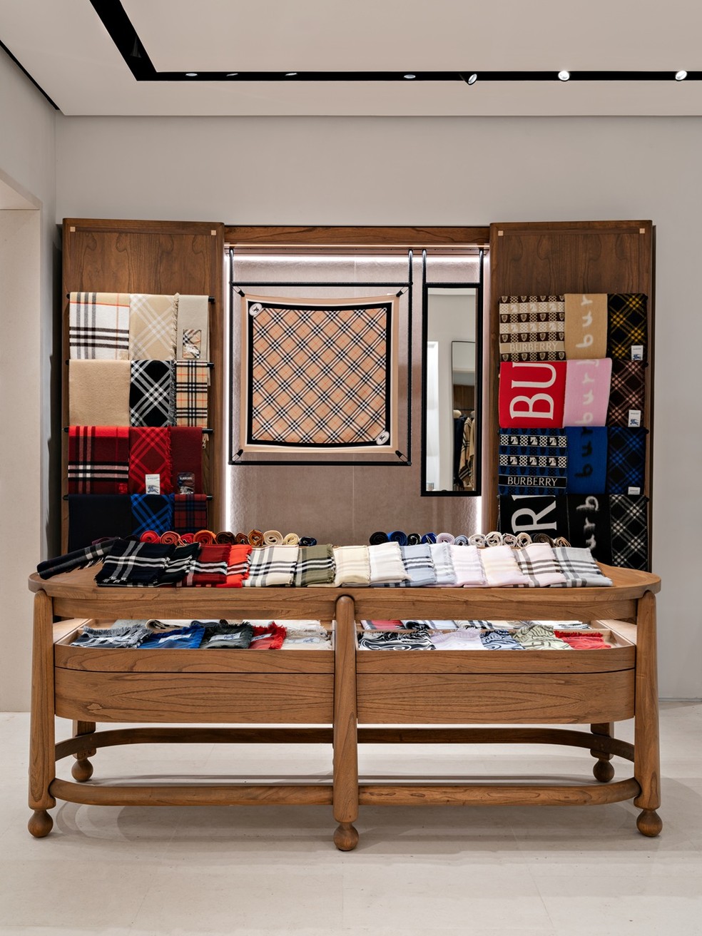 Scarf Bar, novidade da Burberry, no shopping Iguatemi — Foto: Divulgação