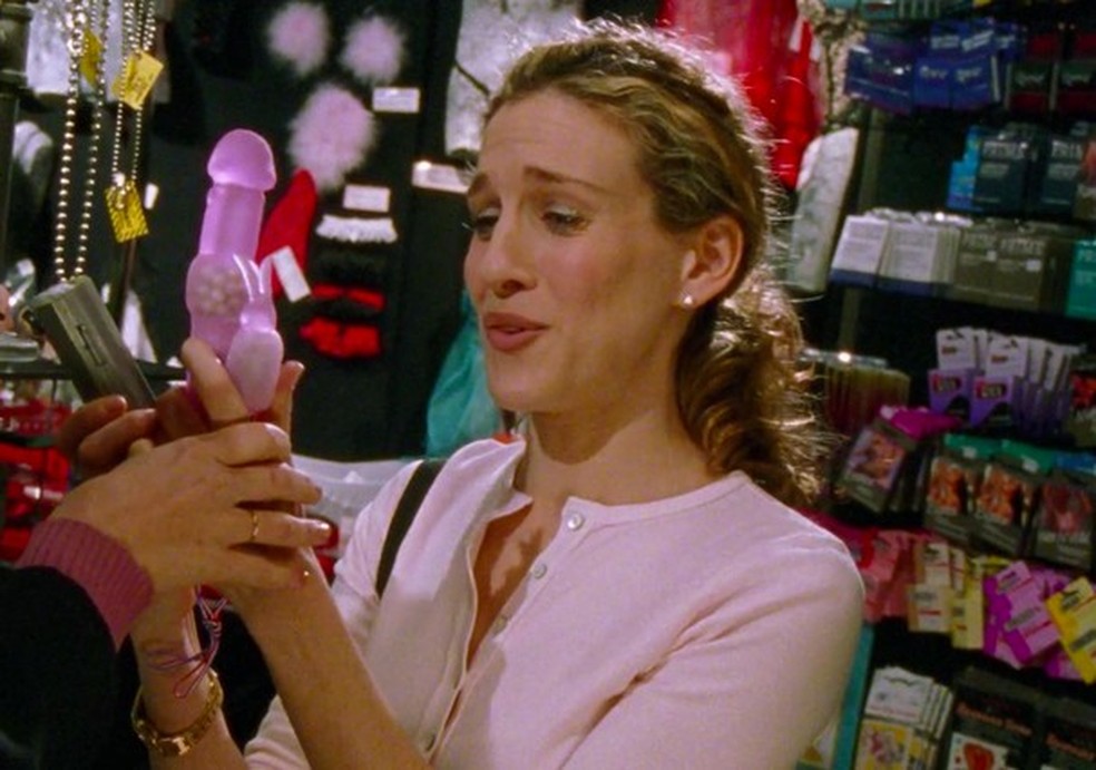 Carrie Bradshaw em cena do episódio "The Turtle and The Hare", no qual o vibrador rabbit é a grande estrela (Foto: Divulgação) — Foto: Glamour