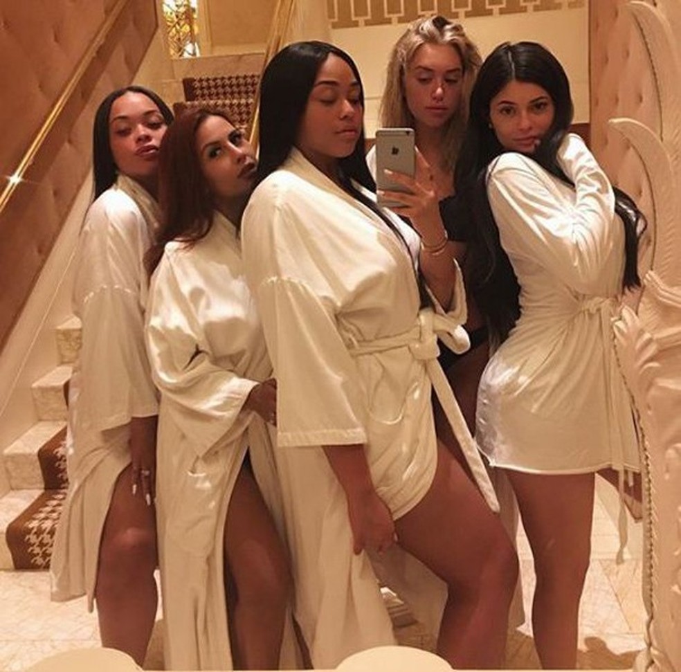 Kylie Jenner e suas amigas posam de roupão (Foto: Reprodução Instagram) — Foto: Glamour