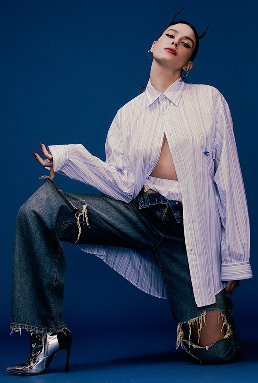 Camisa, R$ 4.300, Etro na Editions; calça, R$ 4.700, Gucci; cueca, R$ 99, Zara. Brincos, R$ 1.590, BE my jewel; botas, R$ 2.255, Diesel (Foto: Amanda Adaszz) — Foto: Glamour