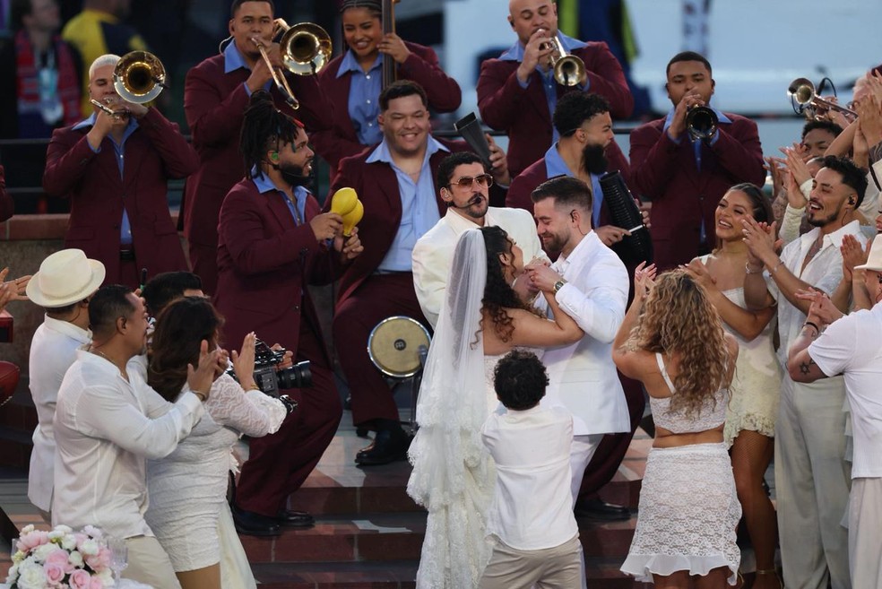 Cerimônia de casamento durante show do Bad Bunny no Super Bowl foi real — Foto: Getty Images