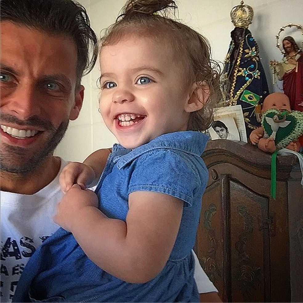 Henri Castelli posta selfie com a filha e usa mensagem profunda na legenda