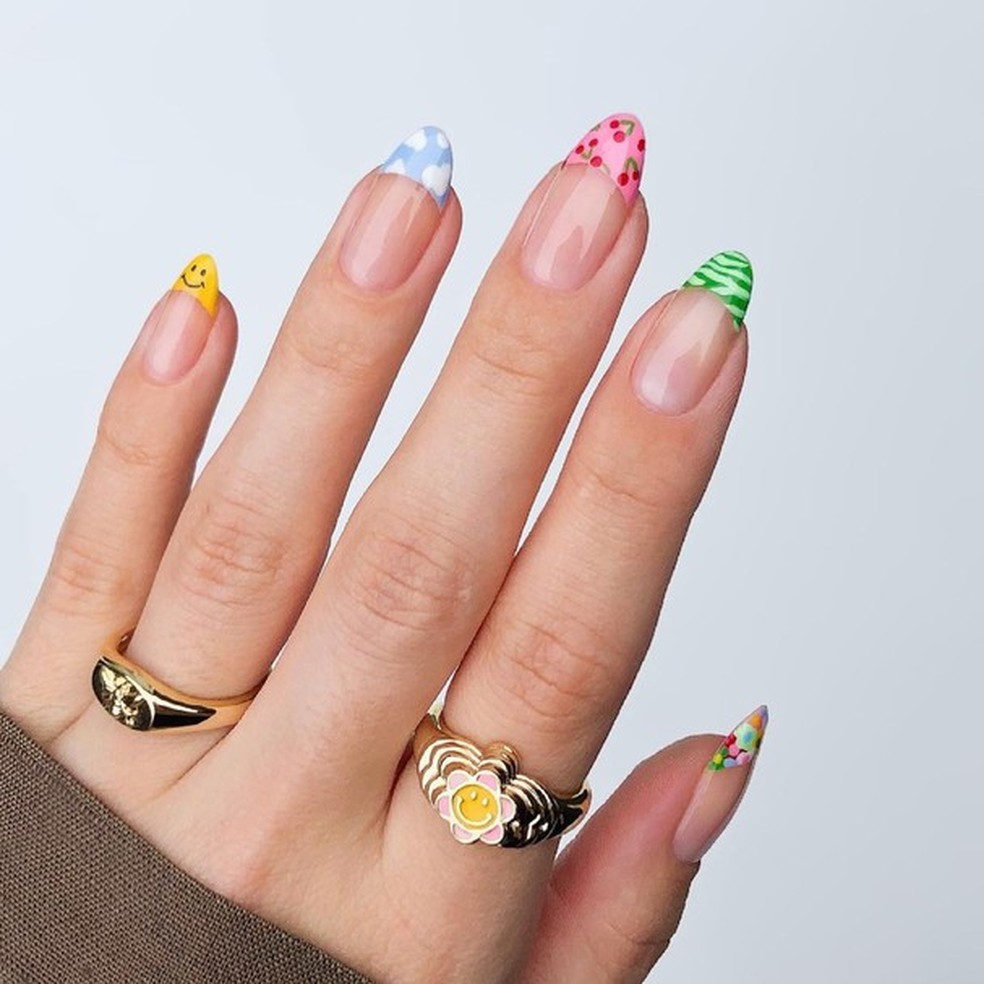 Unha Francesinha: 14 versões coloridas da nail art para se inspirar (Foto: Reprodução/ Instagram @basecoatstories) — Foto: Glamour