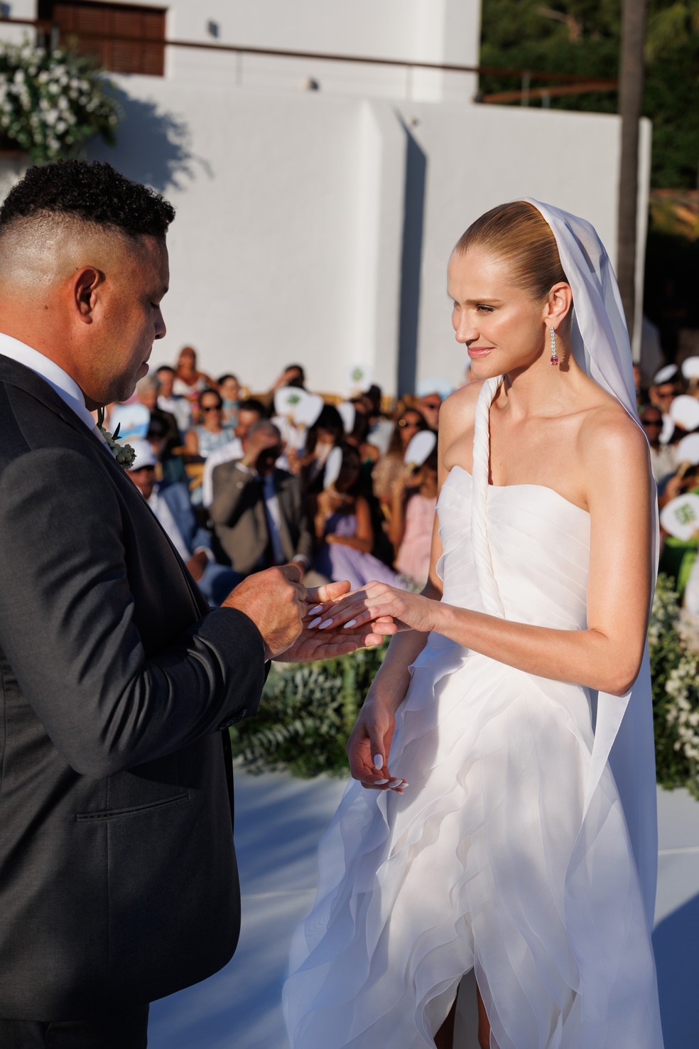 Giorgio Armani mostra croqui do vestido de noiva de Celina Locks