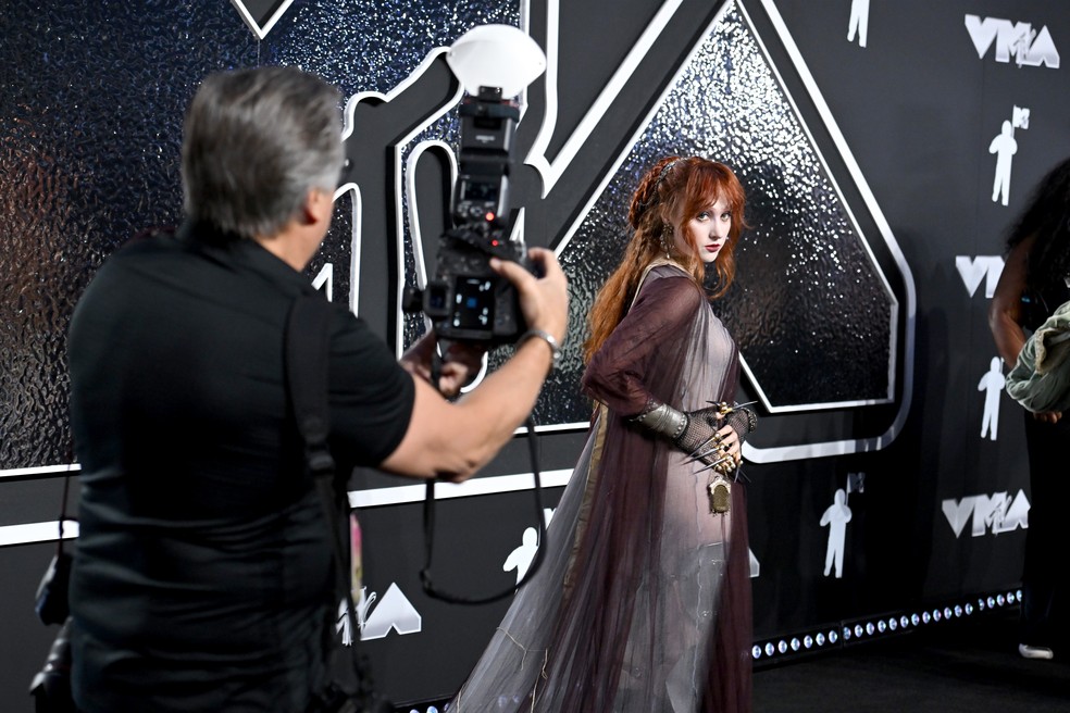 VMA 2024: Chappell Roan discute com fotógrafo em tapete vermelho