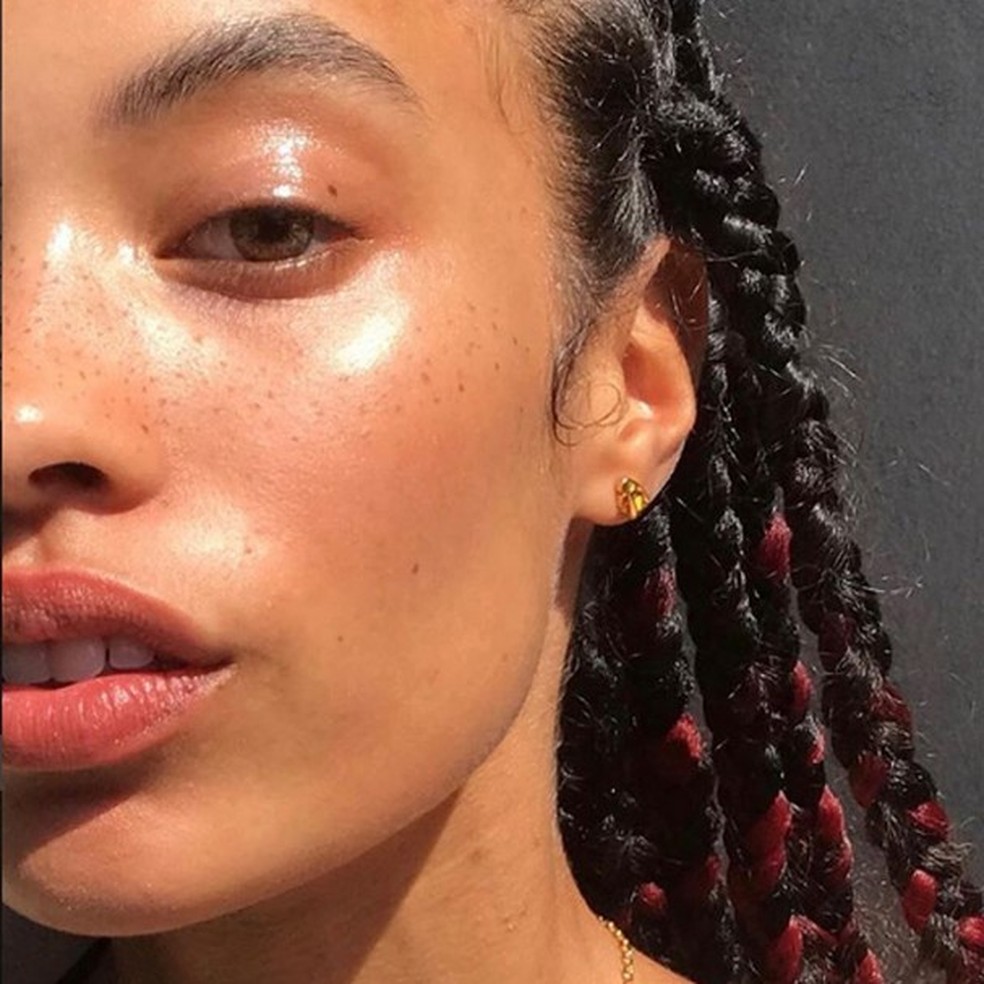 Tem a pele oleosa? Então esse protetor solar é perfeito para você! (Foto: Reprodução / Instagram @Glossier) — Foto: Glamour