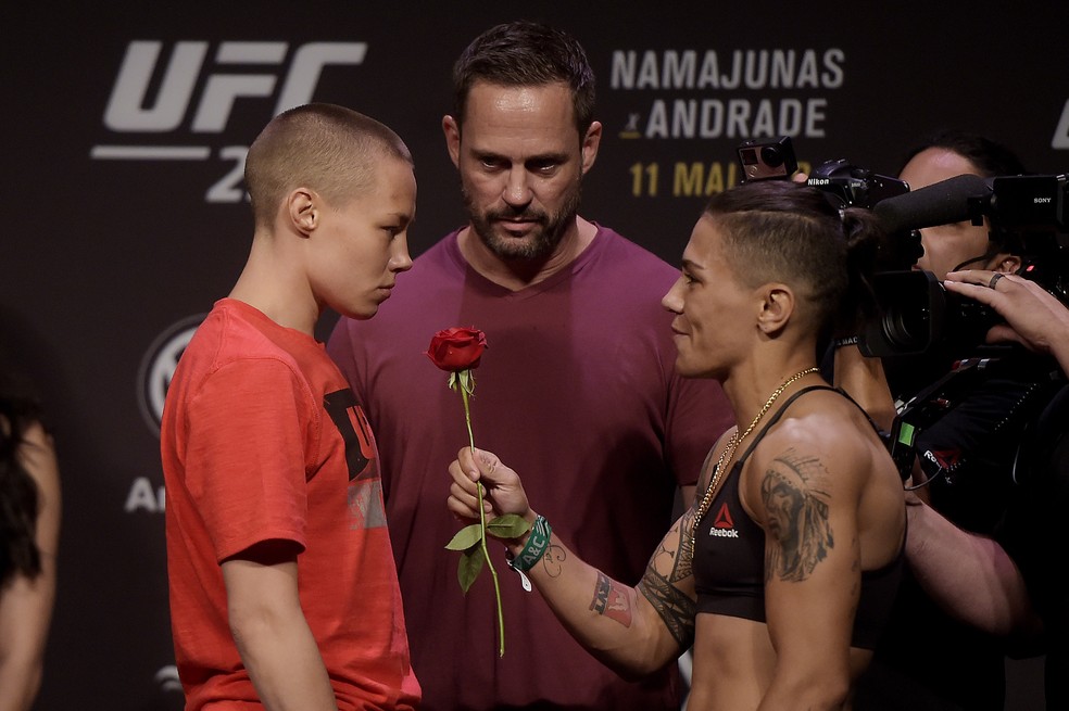 Jéssica Andrade entrega entregou flor para a Rose Namajunas como sinal de respeito  — Foto: Divulgação