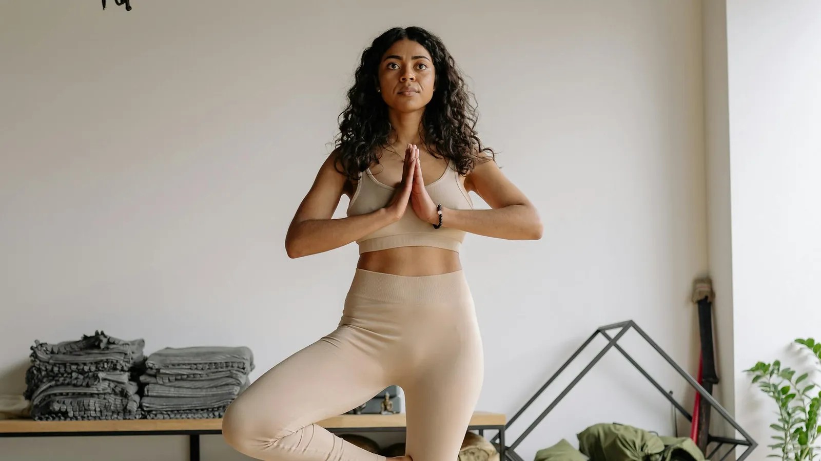 Quer começar no yoga? Conheça os acessórios que facilitam a prática