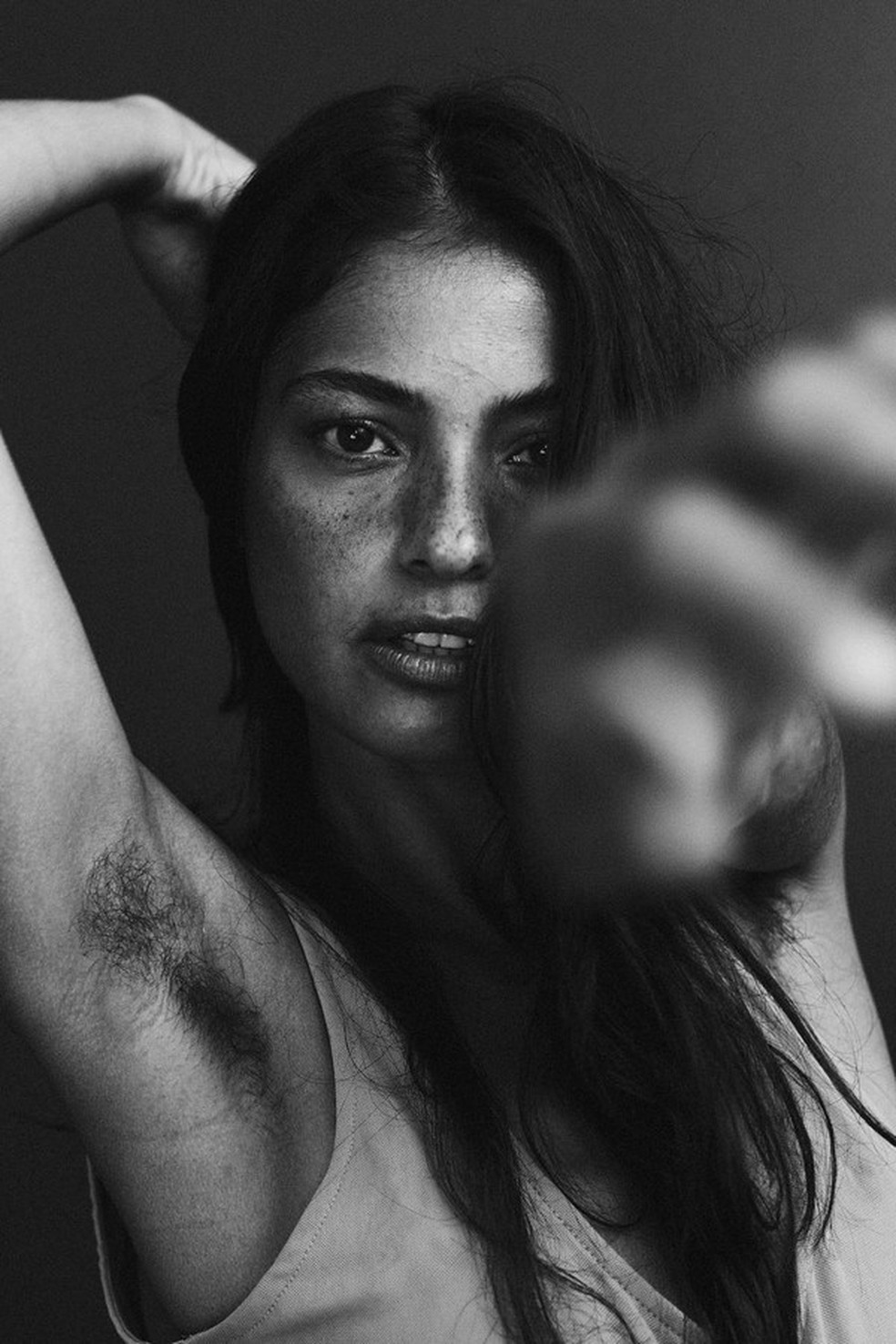 Cynthia Senek posa poderosa: 'Por que você se importa em receber aprovação  de gente com gosto ruim?'