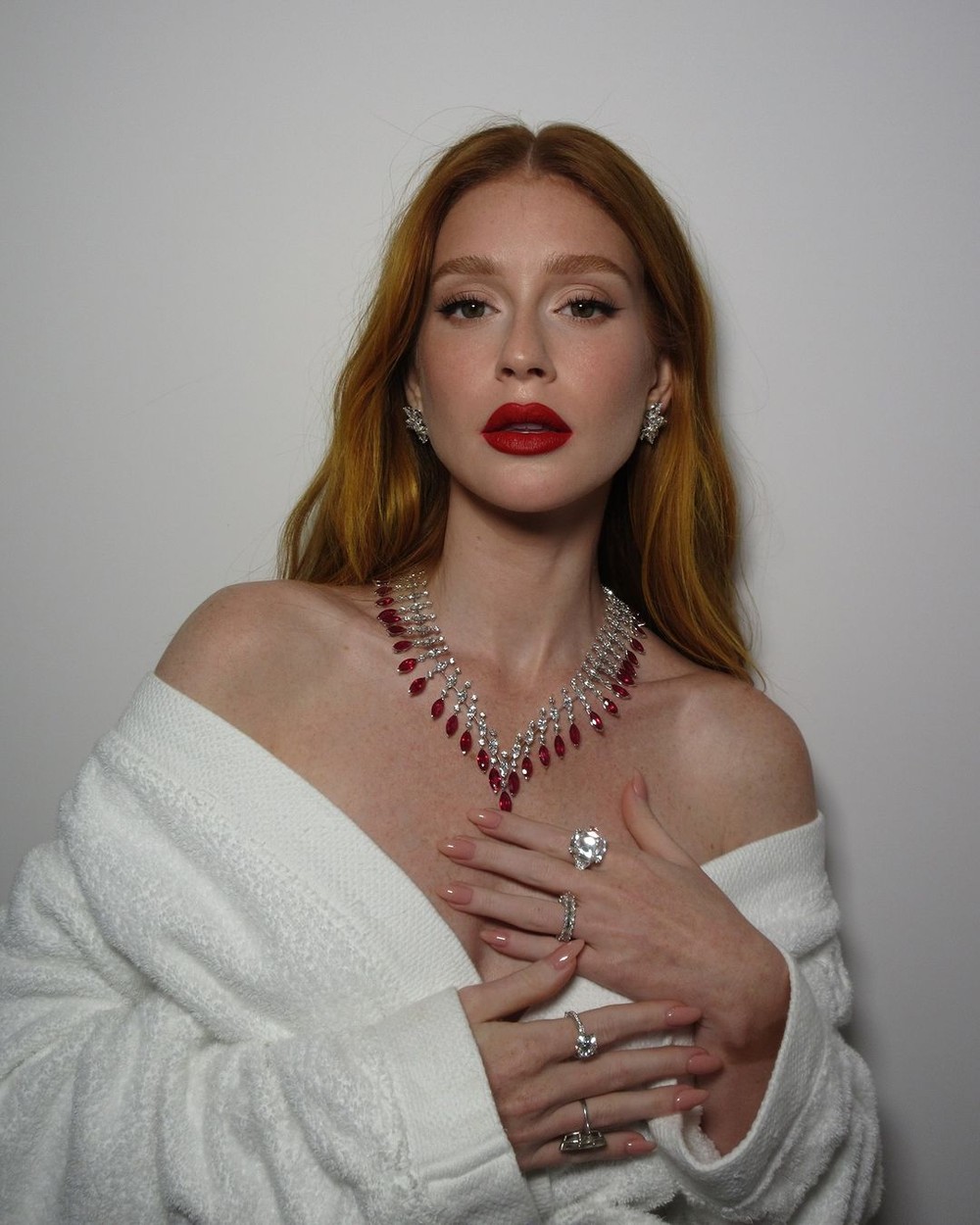 Marina Ruy Barbosa posa com colar de rubis de marca suíça luxuosa em Cannes