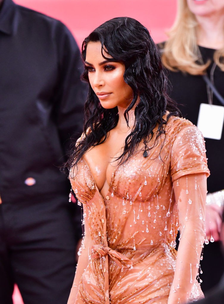 Kim Kardashian apostou no penteado super molhado