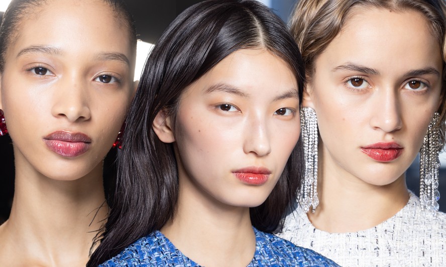 Carolina Herrera dá força à tendência 'berry' com lábios avermelhados na NYFW