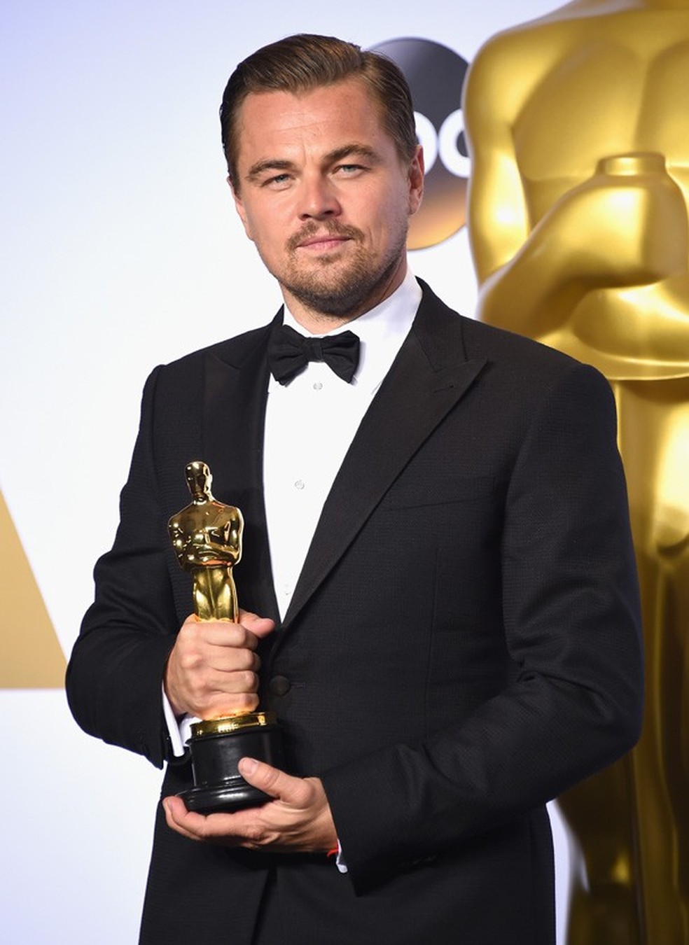 7 estantes cheias de luxos para Leonardo Di Caprio expor seu Oscar