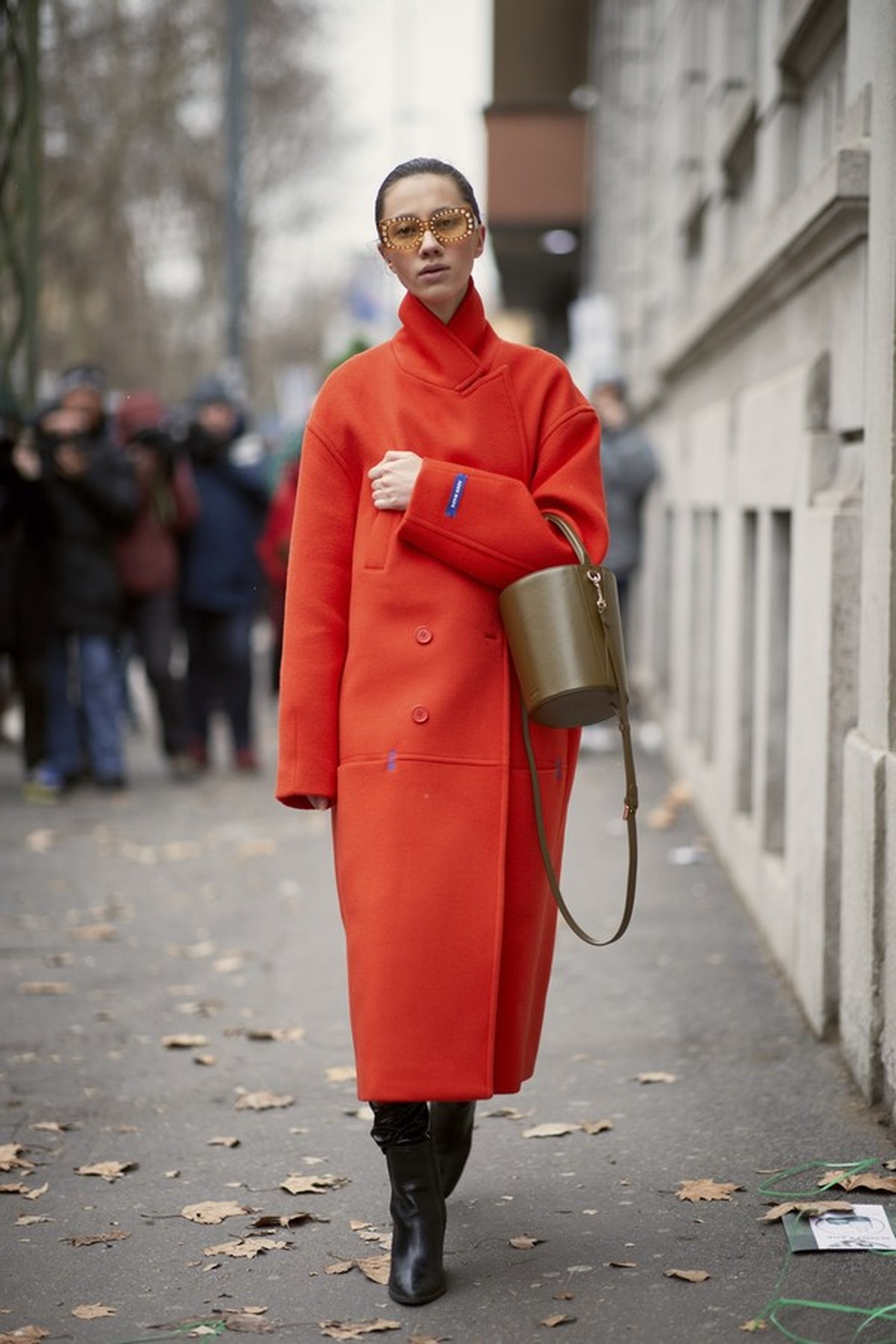 Os modelos com alças longas até existem, mas carregar pela menor tem sido mais charmoso (Foto: IMAXTREE) — Foto: Glamour