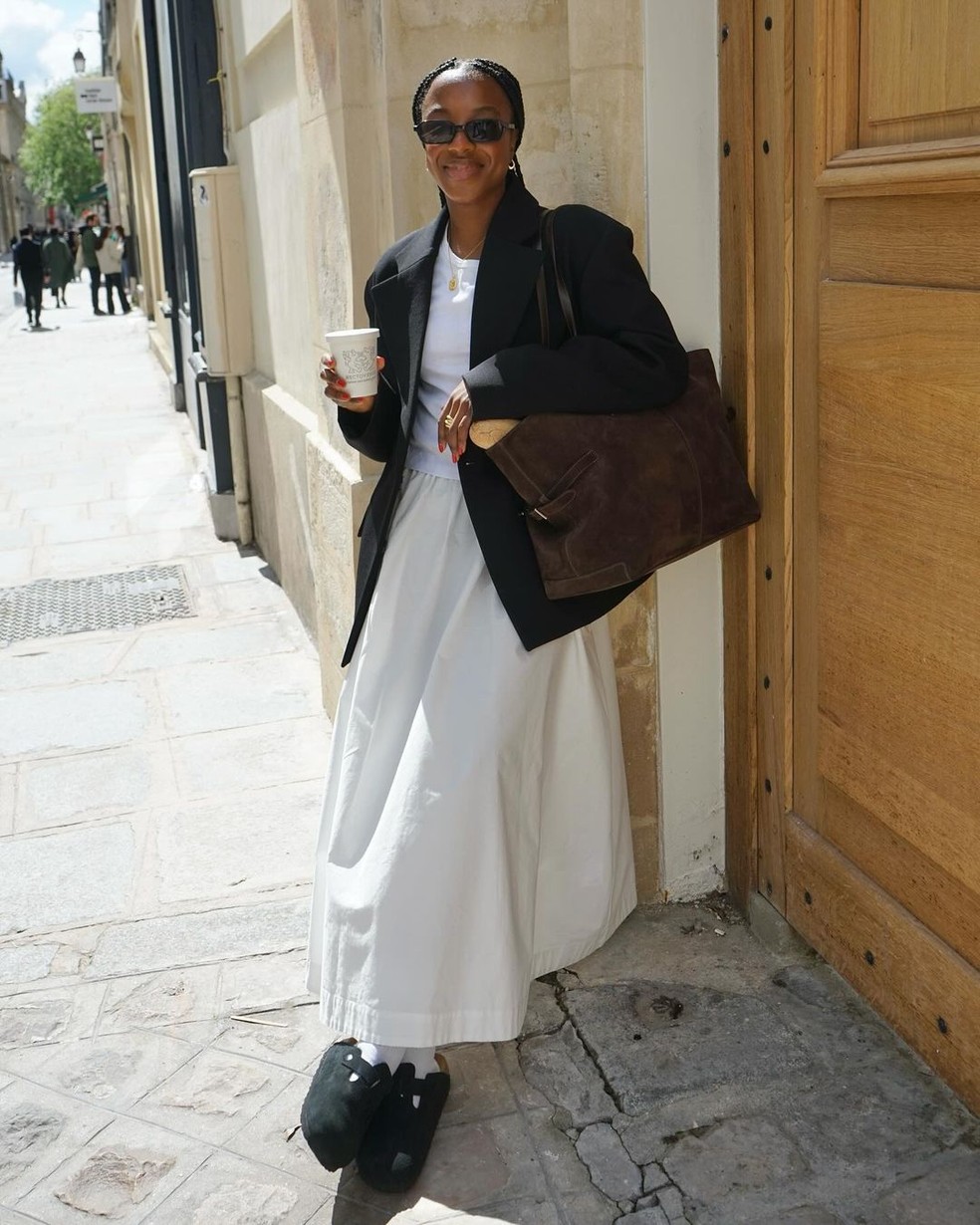 Meia branca é o truque de styling certeiro para os dias mais frios do ano — Foto: @taffymsipa