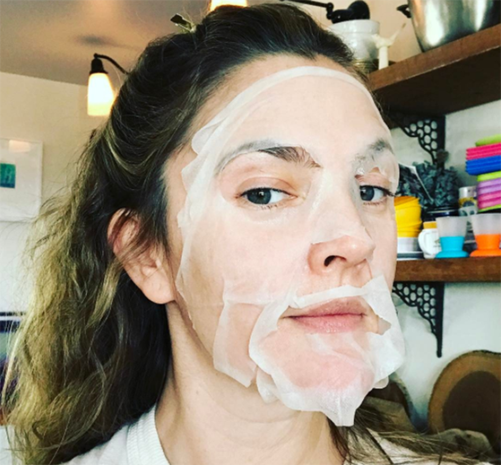 A atriz Drew Barrymore também aderiu às máscaras prontas com formato do rosto (Foto: Arquivo pessoal) — Foto: Glamour