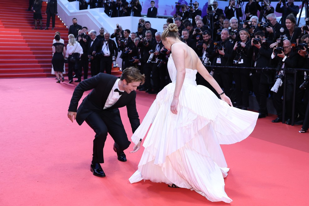 Festival de Cannes: Robert Pattinson arruma vestido de Jennifer Lawrence