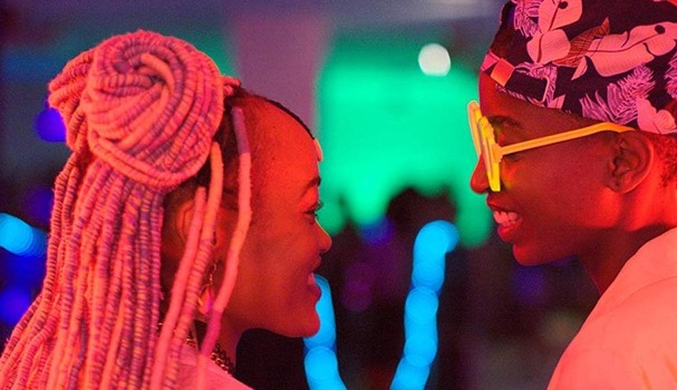 "Filmes como Rafiki tem o poder de mostrar o amor entre duas mulheres negras", diz a atriz Sheila Munyiva (Foto: Divulgação) — Foto: Glamour