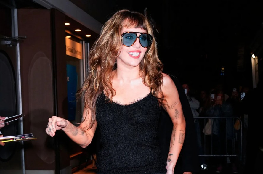 Miley Cyrus tem o corte perfeito para quem tem cabelo ondulado e ama praticidade