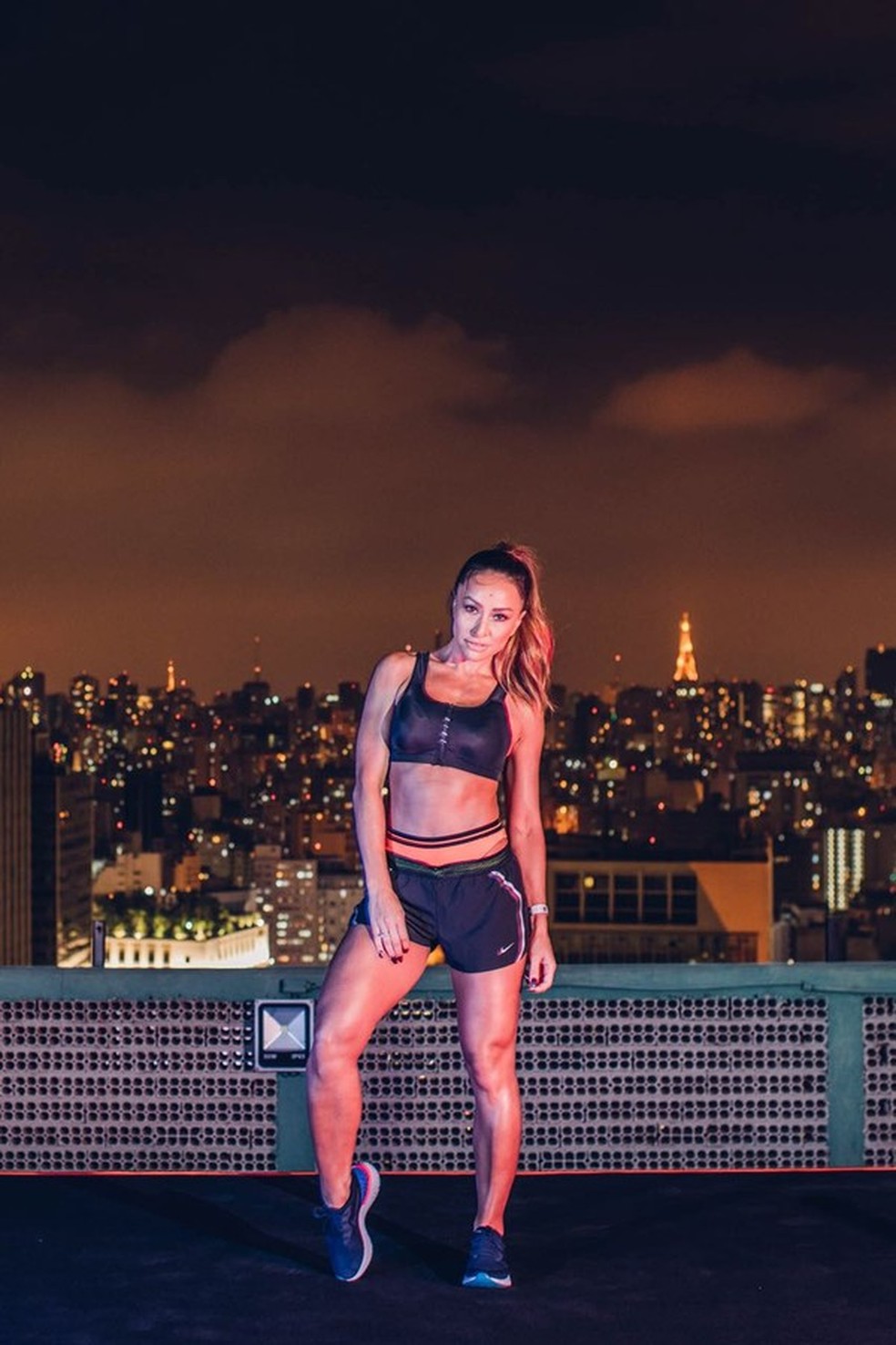 Sabrina Sato corre noite no Centro de SP