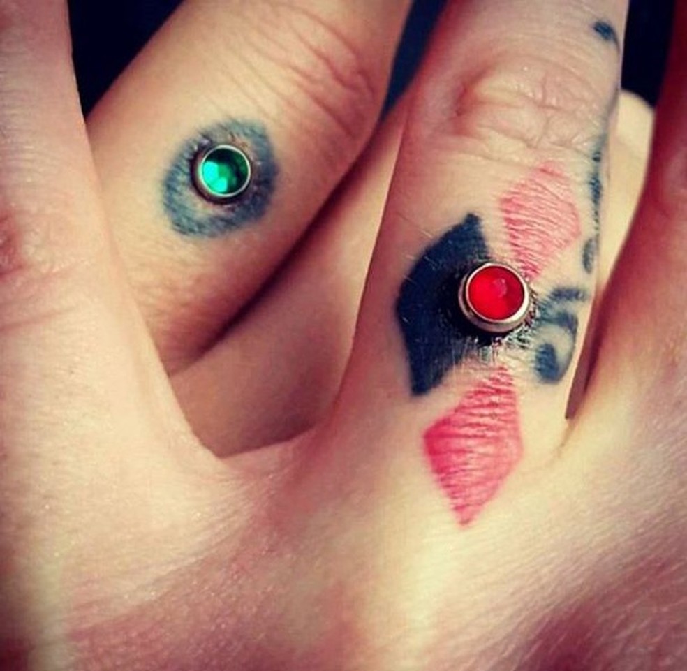 Casais estão substituindo anel de noivado por piercing no dedo (Foto: Reprodução/Instagram) — Foto: Glamour