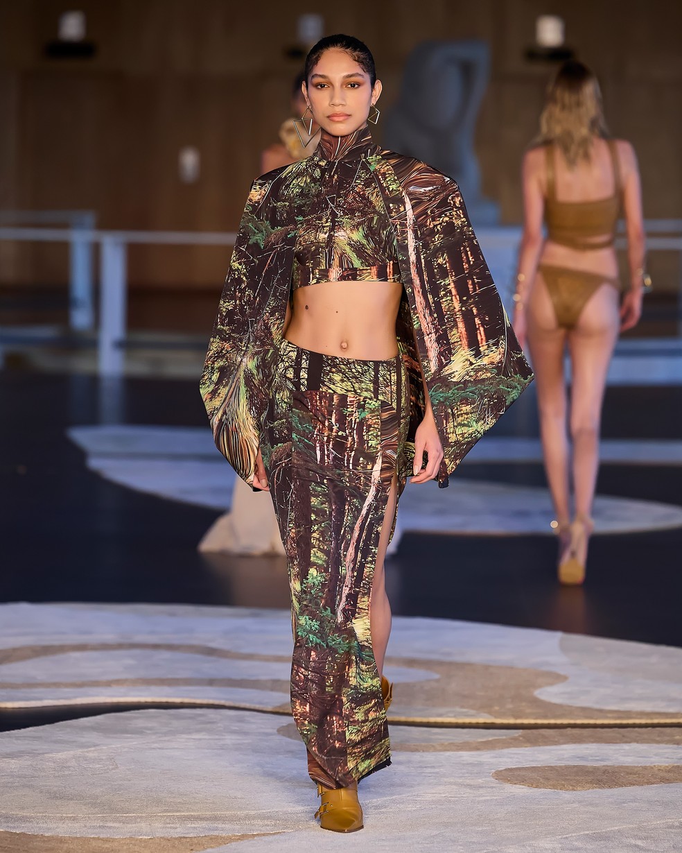 Lenny Niemeyer retorna ao Rio com desfile no Palácio Capanema — Foto: Reprodução