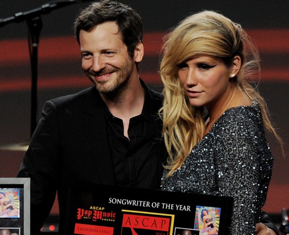 Kesha e seu ex-produtor, o Dr. Luke (Foto: Getty Images) — Foto: Glamour