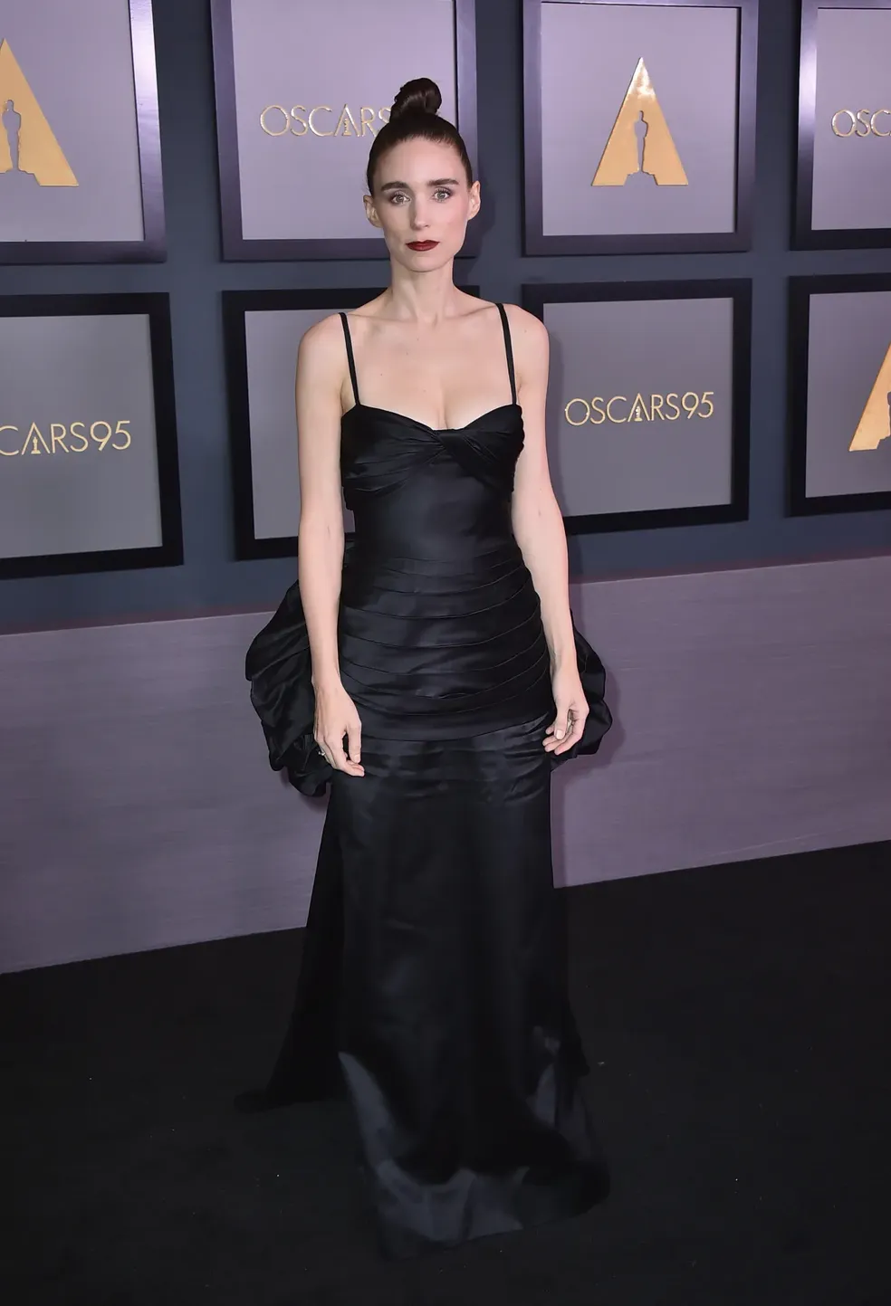 Rooney Mara compareceu com um elegante vestido preto.  — Foto: Getty Images