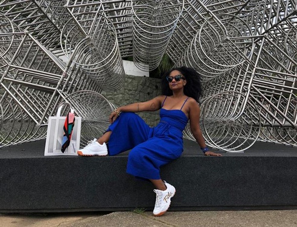 Nossa colunista Luiza Brasil aposta na tendência do macacão azul royal (Foto: Reprodução Instagram) — Foto: Glamour