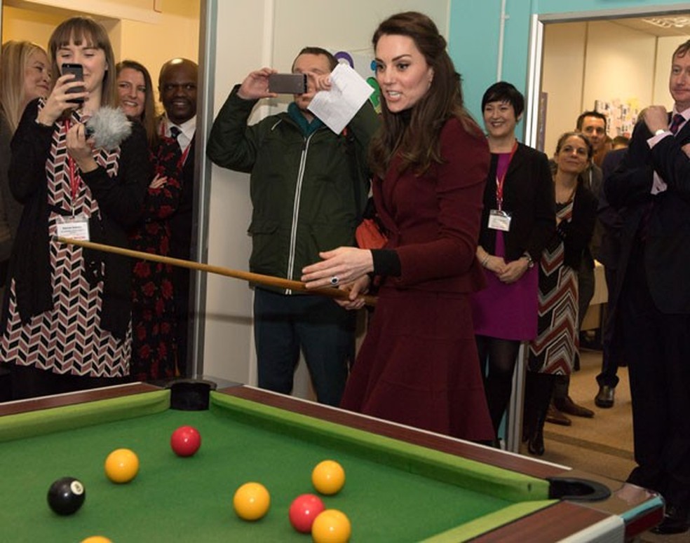 Kate Middleton se arrisca em partida de sinuca (Foto: Getty Images) — Foto: Glamour